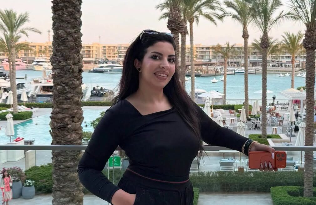 النجمة دعاء عمرو تصل قطر في جولة سياحية