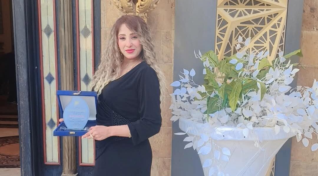 عزة يحيى مذيعة الريد كاربت في مهرجان ملكة جمال مصر للسلام