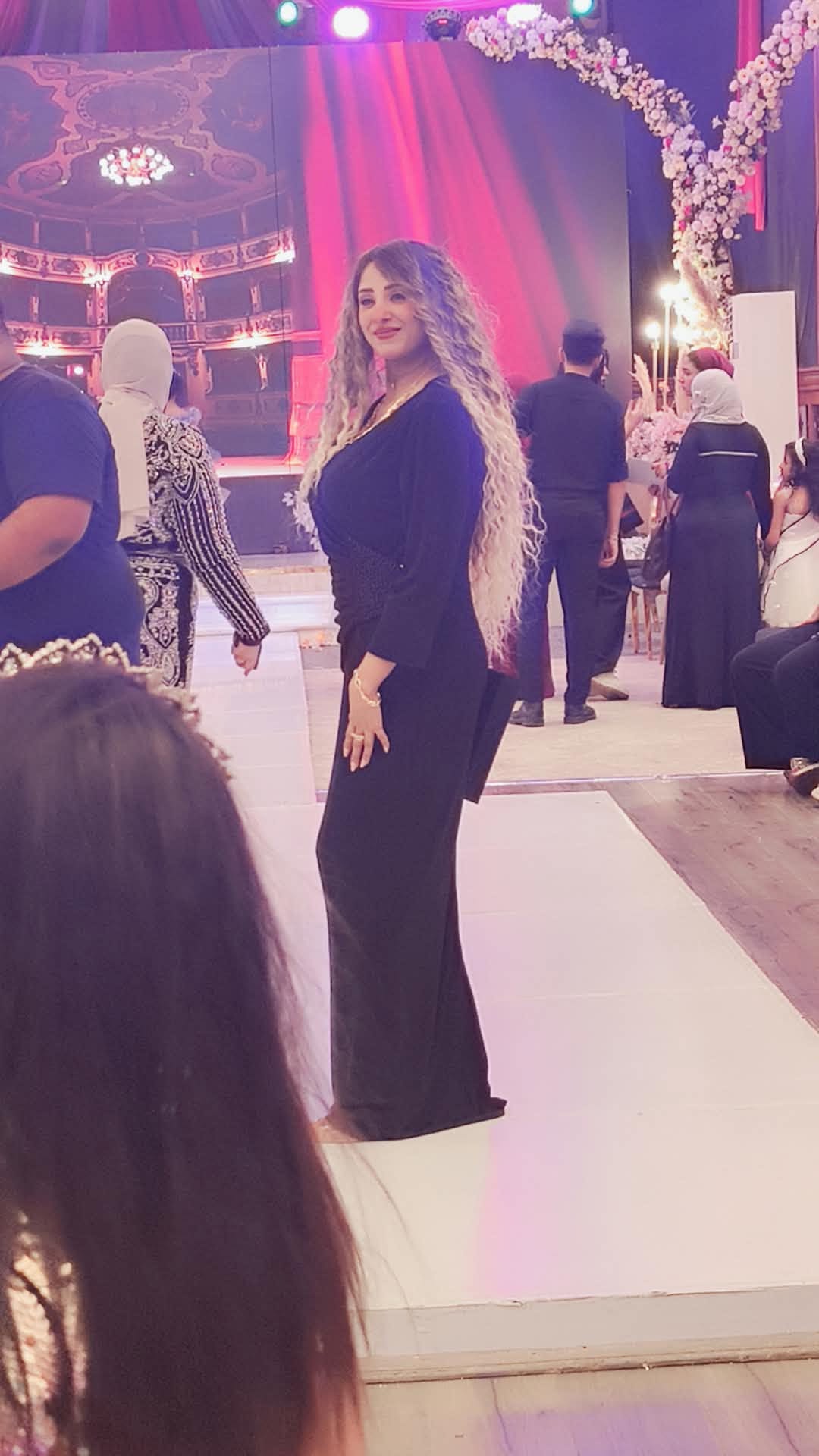عزة يحيى مذيعة الريد كاربت في مهرجان ملكة جمال مصر للسلام