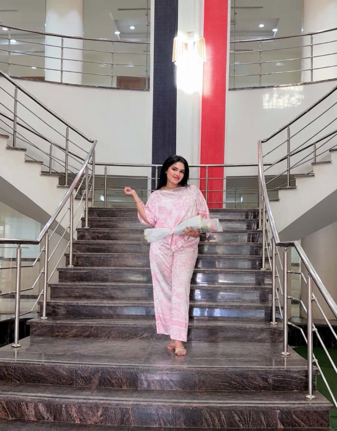 الملكة همسة كسبه تلتحق بكلية الإعلام جامعة بني سويف