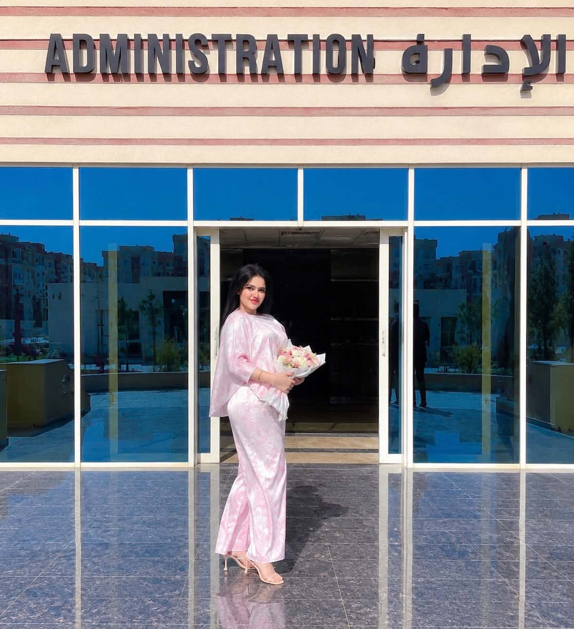 الملكة همسة كسبه تلتحق بكلية الإعلام جامعة بني سويف