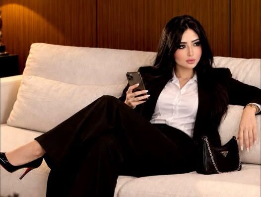 الدكتورة دينا المصري تخطف القلوب بإطلالة عملية أنيقة