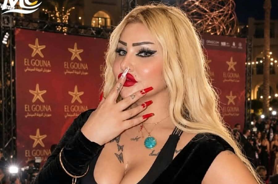إطلالة مايا أحمد ملكة الجمال تخطف الأنظار بفستان أسود وحقيبة ذهبية